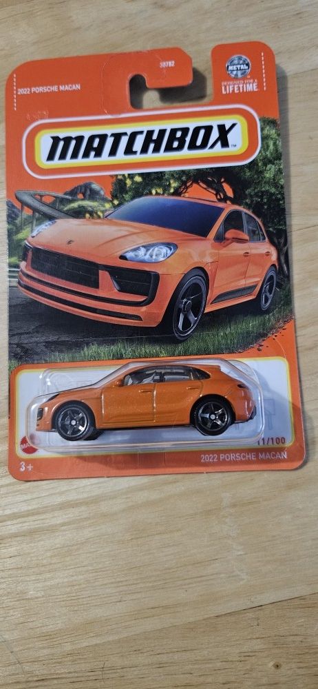 1/2 Matchbox 2022 Porche Macan