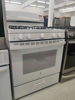 New GE 30 in. 4.8 cu. ft. Freestanding Gas Range in White