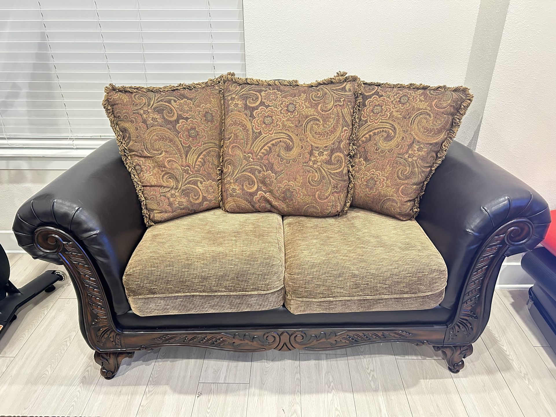 Beautiful Traditional 3-Piece Living Room Set - Excellent Condition