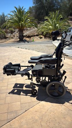 Reclining power wheelchair with adjustable seat and backrest