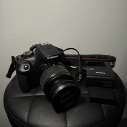 Canon EOS 2000D 