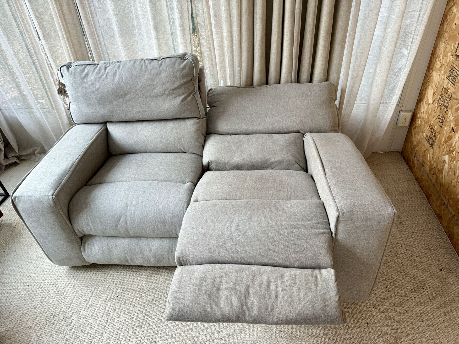 Loveseat Couch Sofa Recliner Fully Powered w/USB New Condition