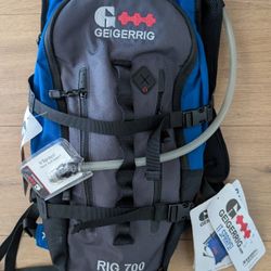Geigerrig Rig 700 Hydration Backpack Hiking Mountain Biking Cycling 70 oz 2L 
Electric blue/black G1700BL