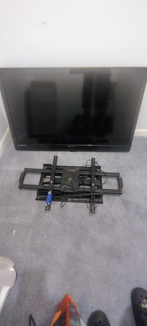 LCD TV And Wall Mount