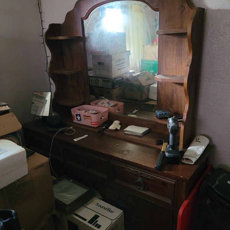 Dresser With Mirror 