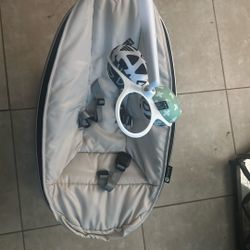 4 moms MamaRoo 2024- Like New 