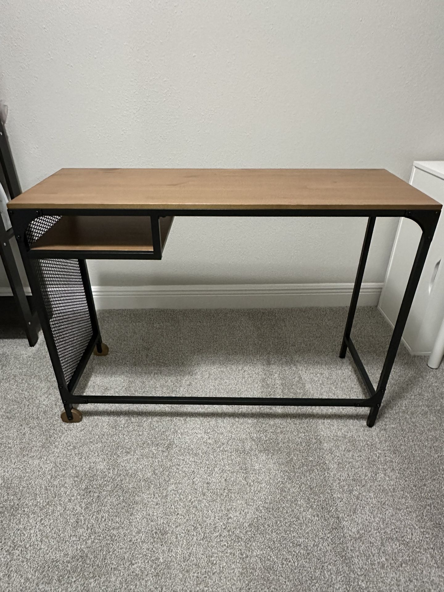 Like new Small Computer/Side Table 