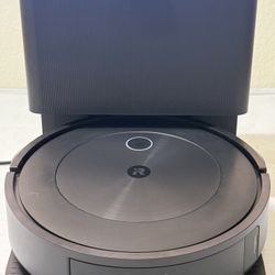 iRobot Roomba j7+ Self-Emptying Vacuum Cleaning Robot RVE-Y2