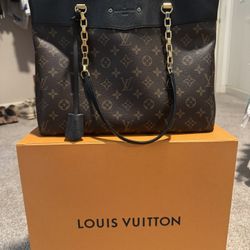 Louis Vuitton Purse - Rarely Worn!