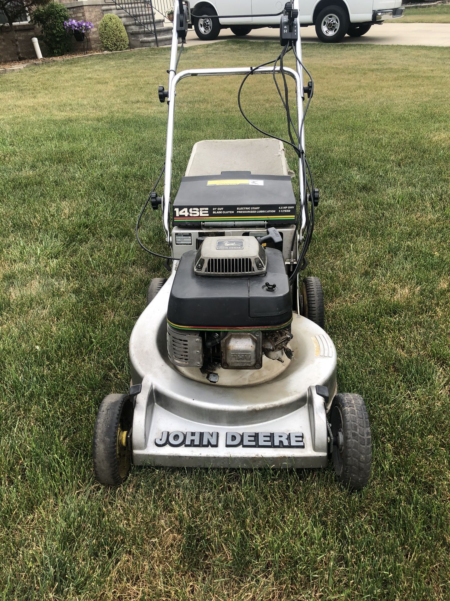 John Deere 14SE self propelled bagging lawnmower.
