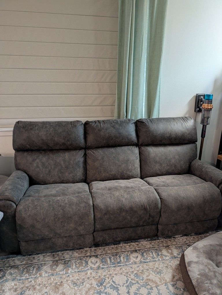 Recliner Sofa With Movable Headrest 