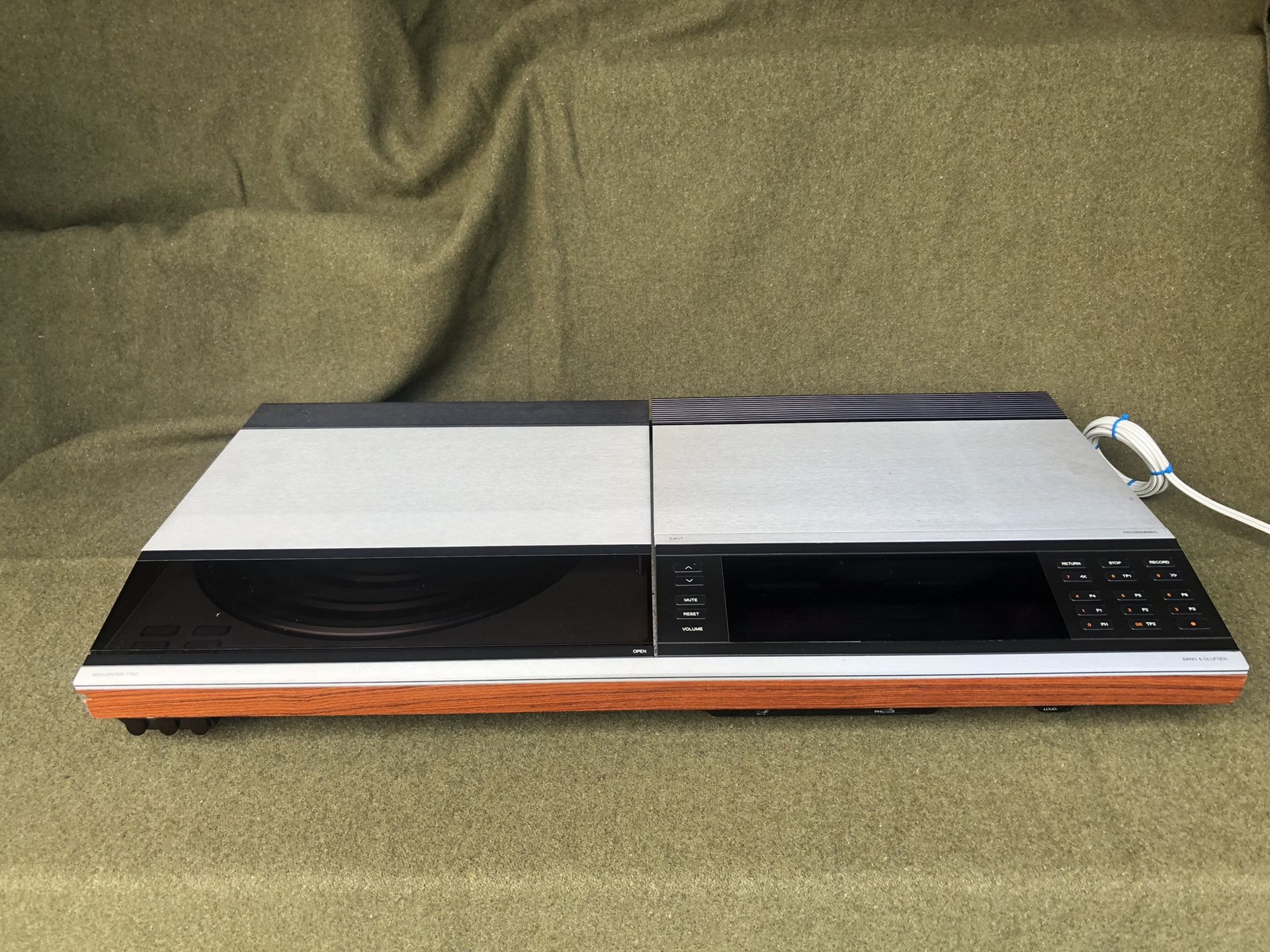 Bang& Olufsen Beocenter 7700 (Denmark) stereo reciever unit..am-fm, cassette deck, turn table (no needle)(working/clean)