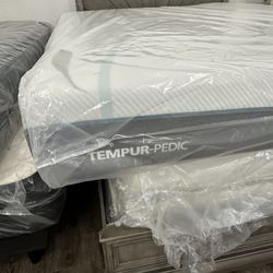 Tempur-Pedic Adapt Medium Hybrid King mattress