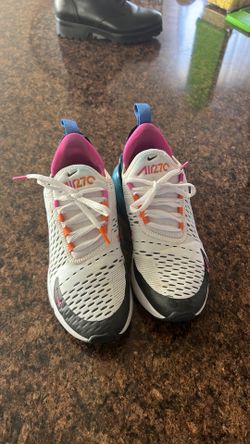 White Nike Air 270