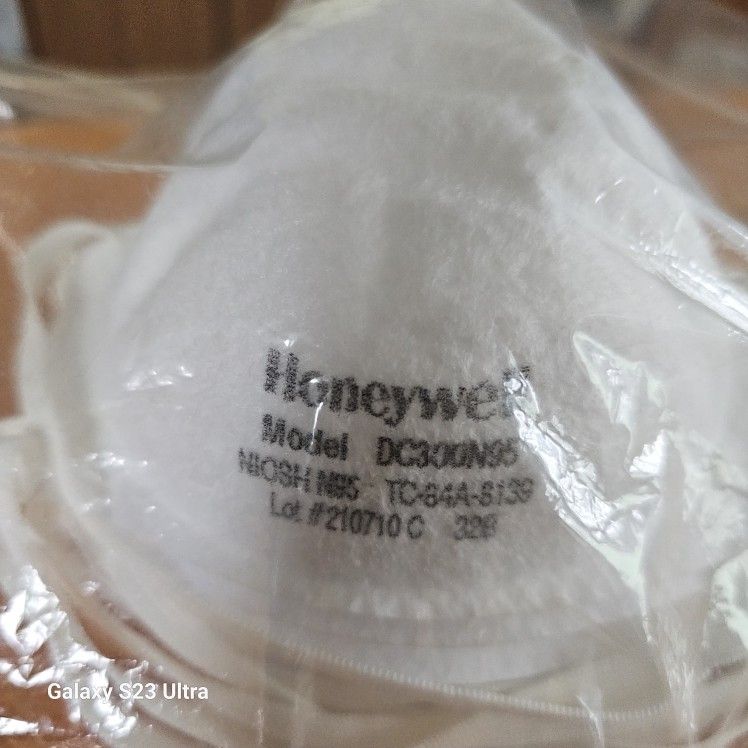 $8 NEW! 8PACK HONEYWELL N95 FACE MASKS
