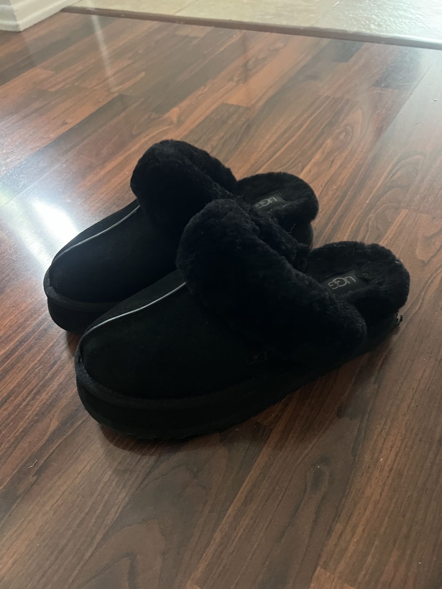 Black Ugg slides 
