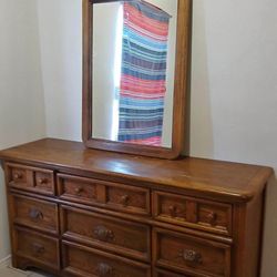 🌹BEAUTIFUL VINTAGE DIXIE 9 DRAWER DRESSER MIRROR INCLUDED -SOLID WOOD🌹