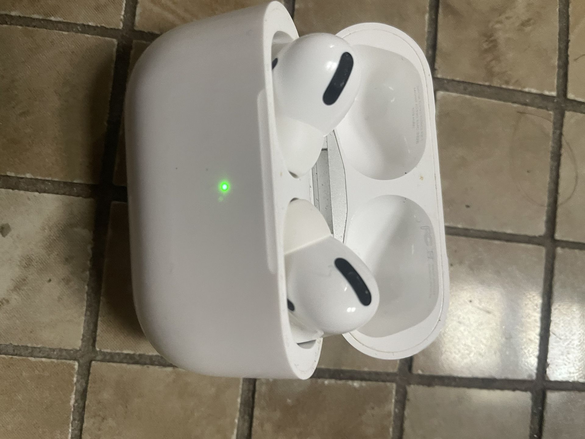 iPod Ear Apple Noise Canceling AirPods Like New