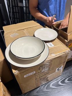 Brand new Dinnerware Set 18pcs- 6 Piece of each style