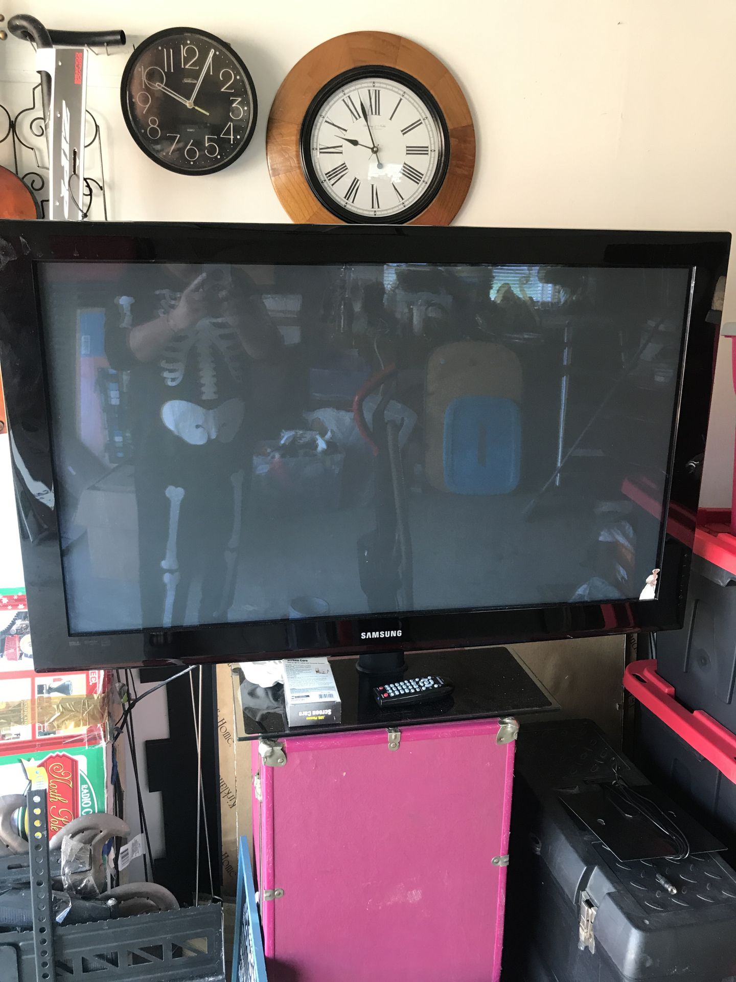 Tv color Samsung 50 inch in good condition is so heavy