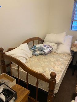 Solid wood daybed with mattress and trundle