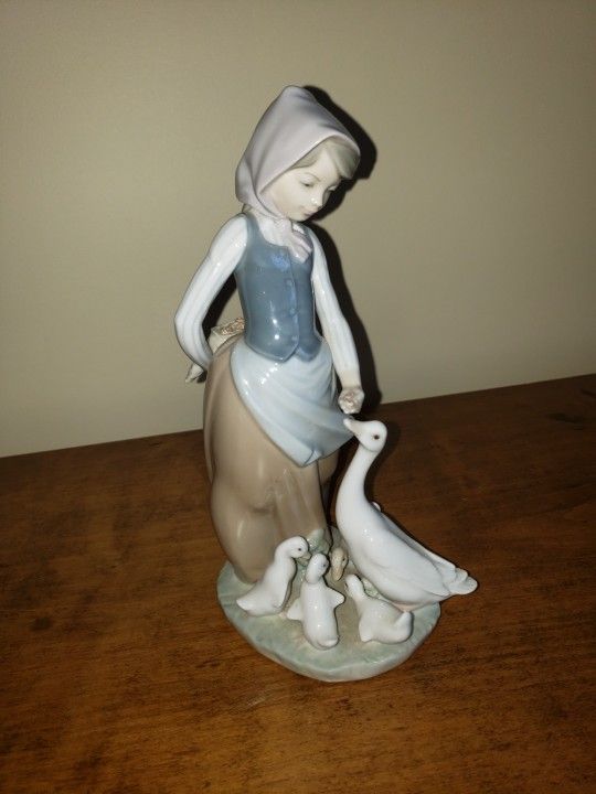 Lladro #1277 Feeding Time (Or Snails For The Ducks)