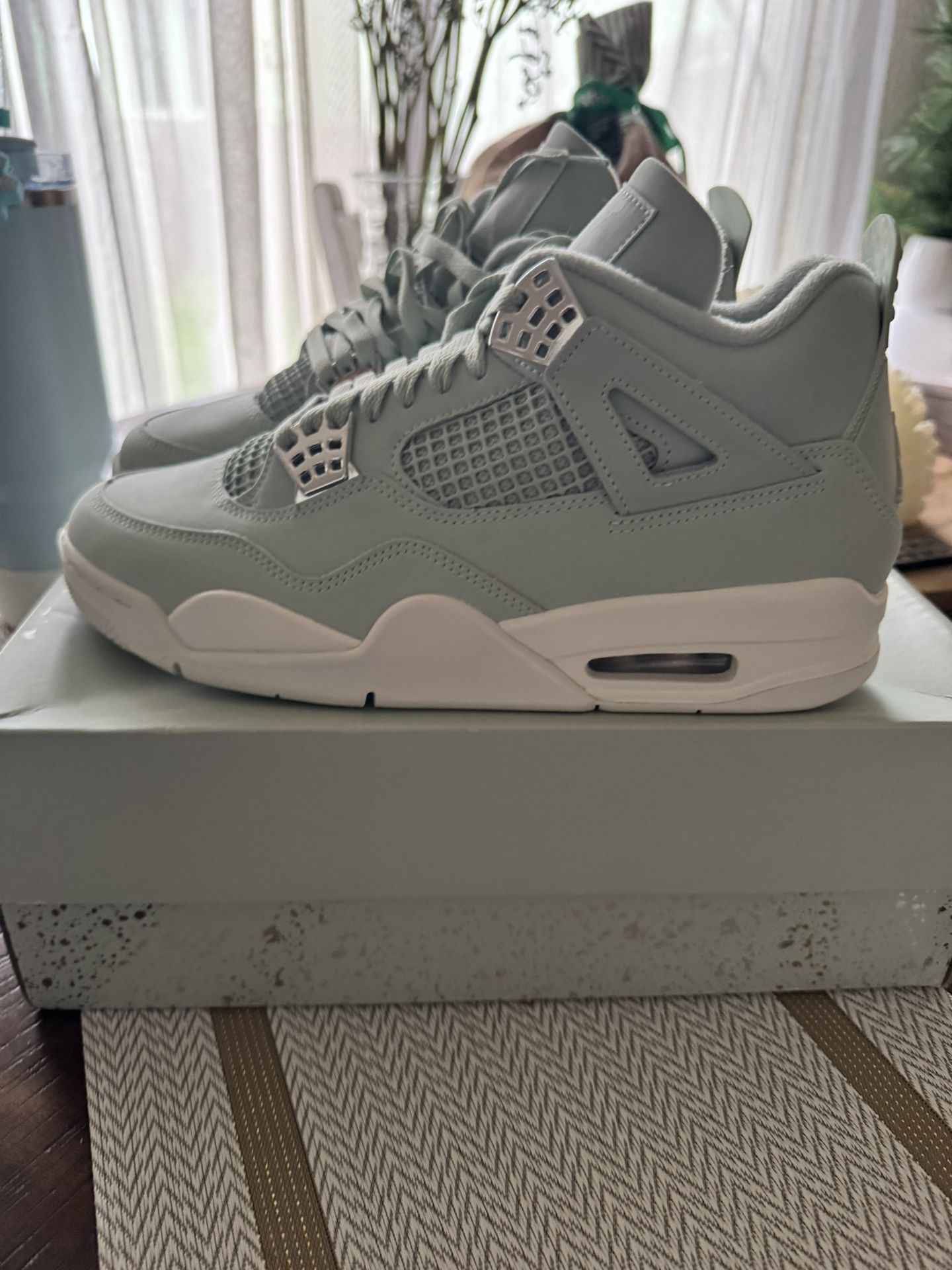 New Women’s Air Jordan 4 Retro 10.5