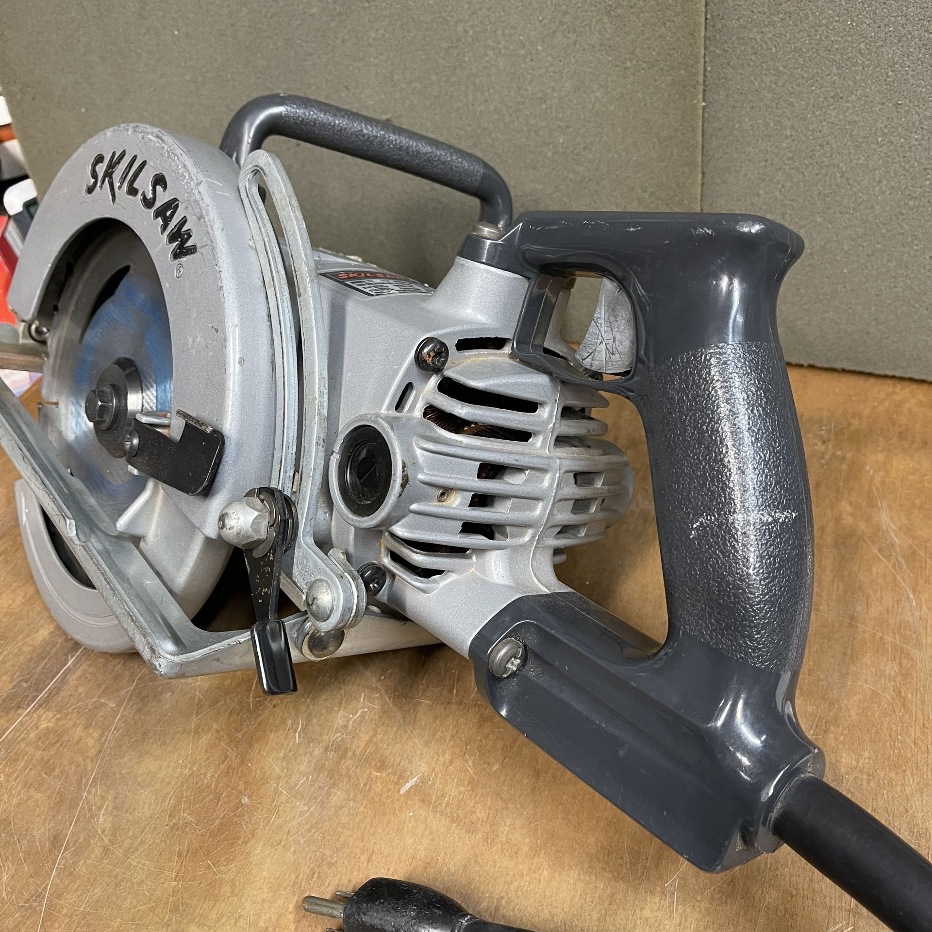 SKILSAW MODEL 77 PROFESSIONAL 7 1/4 WORM DRIVE CIRCULAR SAW and BAG for