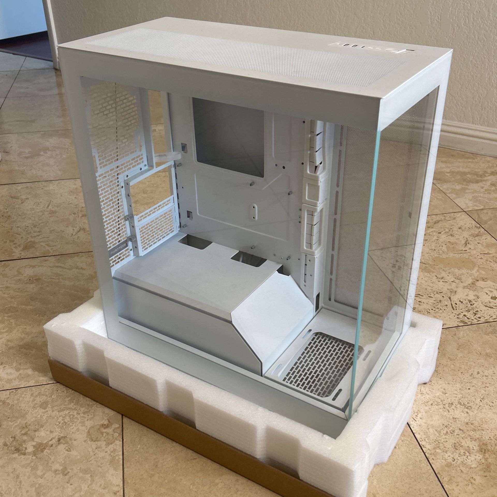Brand New Desktop Computer Housing /Gaming Computer