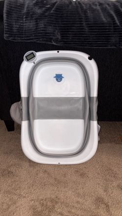 Baby portable bath tub with built in temperature sensor