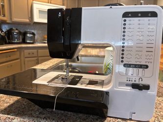 Sewing machine compact