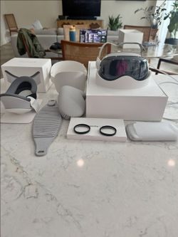 Apple Vision Pro M2 512GB witn
optical inserts, solo and dual loop
bands
