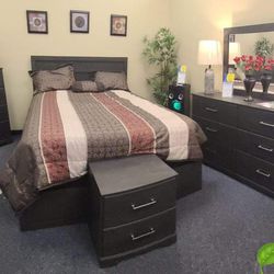 Celachime Black 5 Pcs Bedrooms Sets Queen or King Beds Dressers Nightstands Mirrors and Chests Finance and Delivery Available 