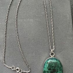 Vintage 925 Sterling silver oval green pendant necklace 18” In good condition  Pendant approx measures 1.5”