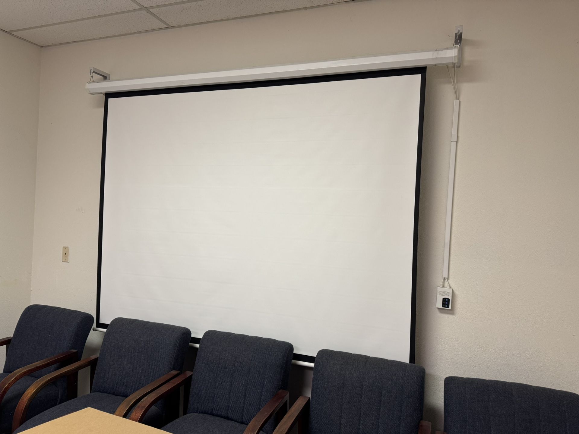 100” Motorized Projector Screen 4:3 