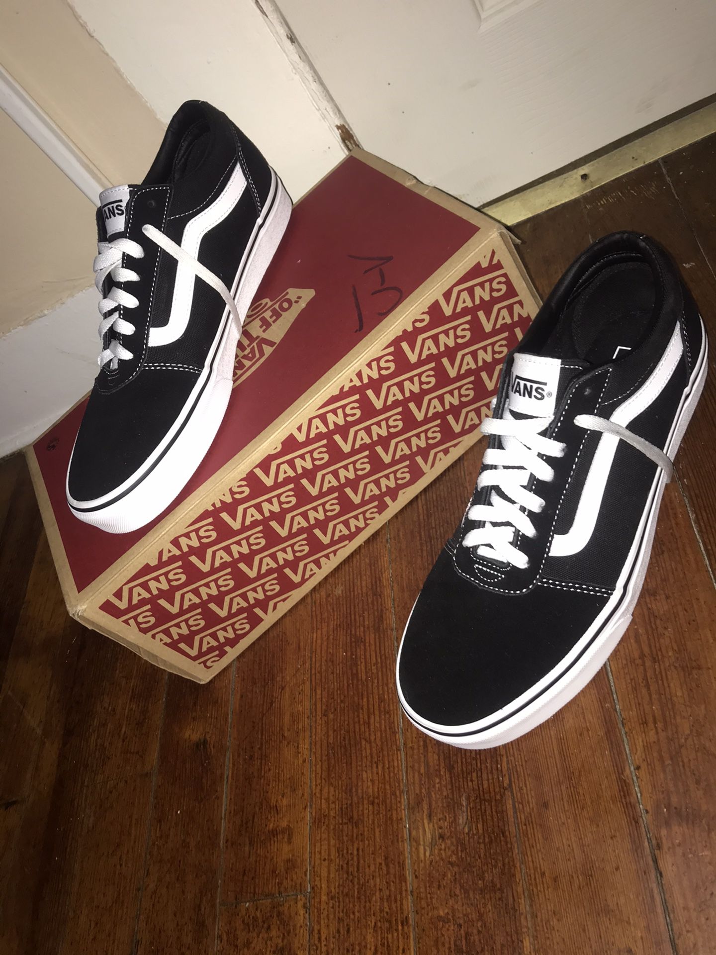No trades❗️❗️ Old Skool Vans Size 9.5. Brand new ❗️40 $ lowest 30$
