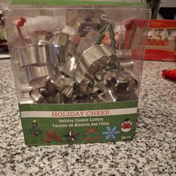 SETOF 25 CHRISTMAS COOKIE CUTTERS