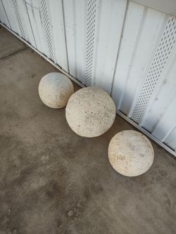 2 spheres 9"  and one sphere 12". For garden or pool decorations