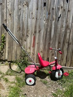 RADIO FLYER STEER AND STROLL PUSH BIKE FOR KIDS (FADE COLOR BUT IN GOOD CONDITION