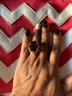 Anillo de vestir con una piedra morada comprado en Ma’cys