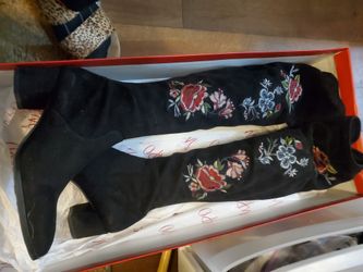 Suede  boots with flowers 6.5 M