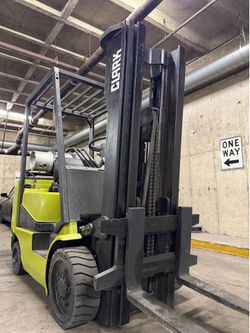 CLARK forklift for sale 5500 lb,3 stage