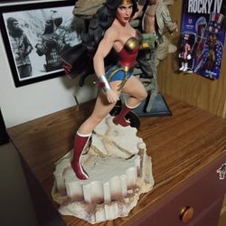 Wonder Woman Statue 15in New In Box