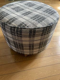 Ottoman round cushioned wood legs - 17.5 inches wide/ 14.1/4 inches high
