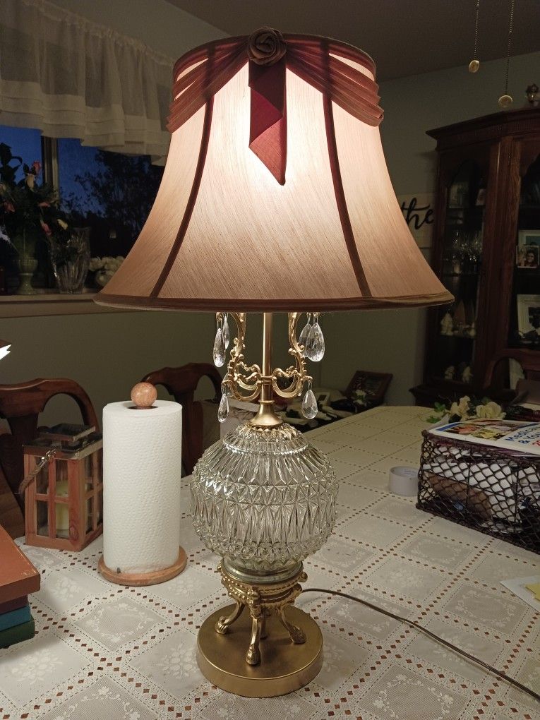 VERY BEAUTIFUL LOOKING VINTAGE LAMP 32 INCHES TALL