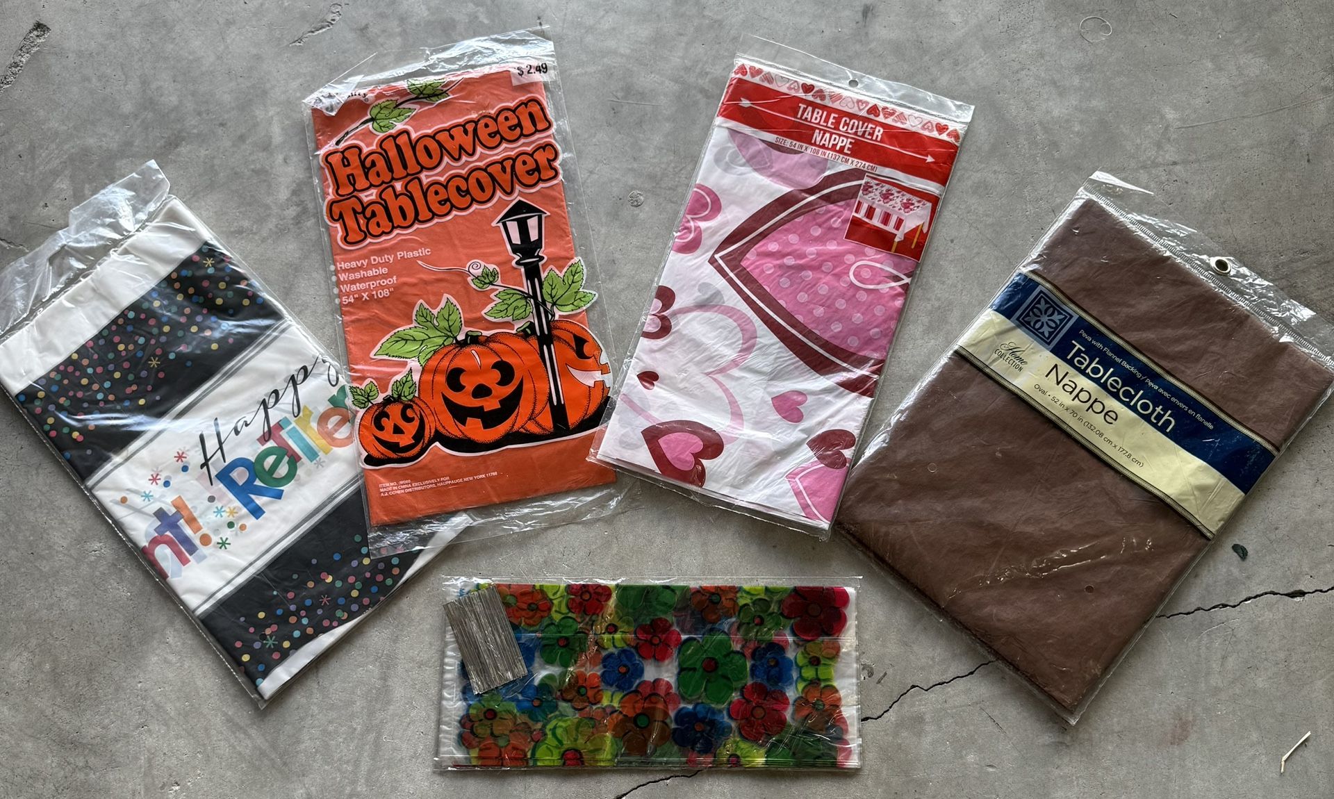 4 Tablecloths And 1 Gift Bag Set