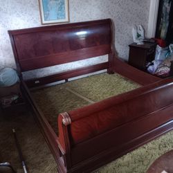 Ethan Allen King Sleigh Bedframe