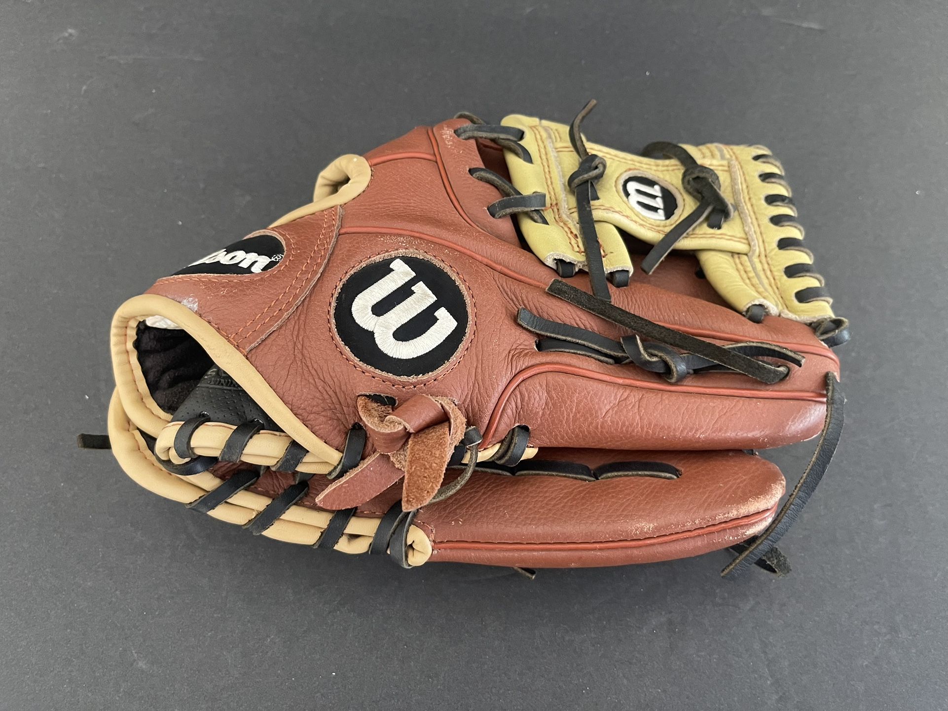 Wilson A550 Glove Right Hand Throw