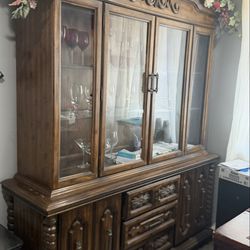Hutch (China Cabinet)