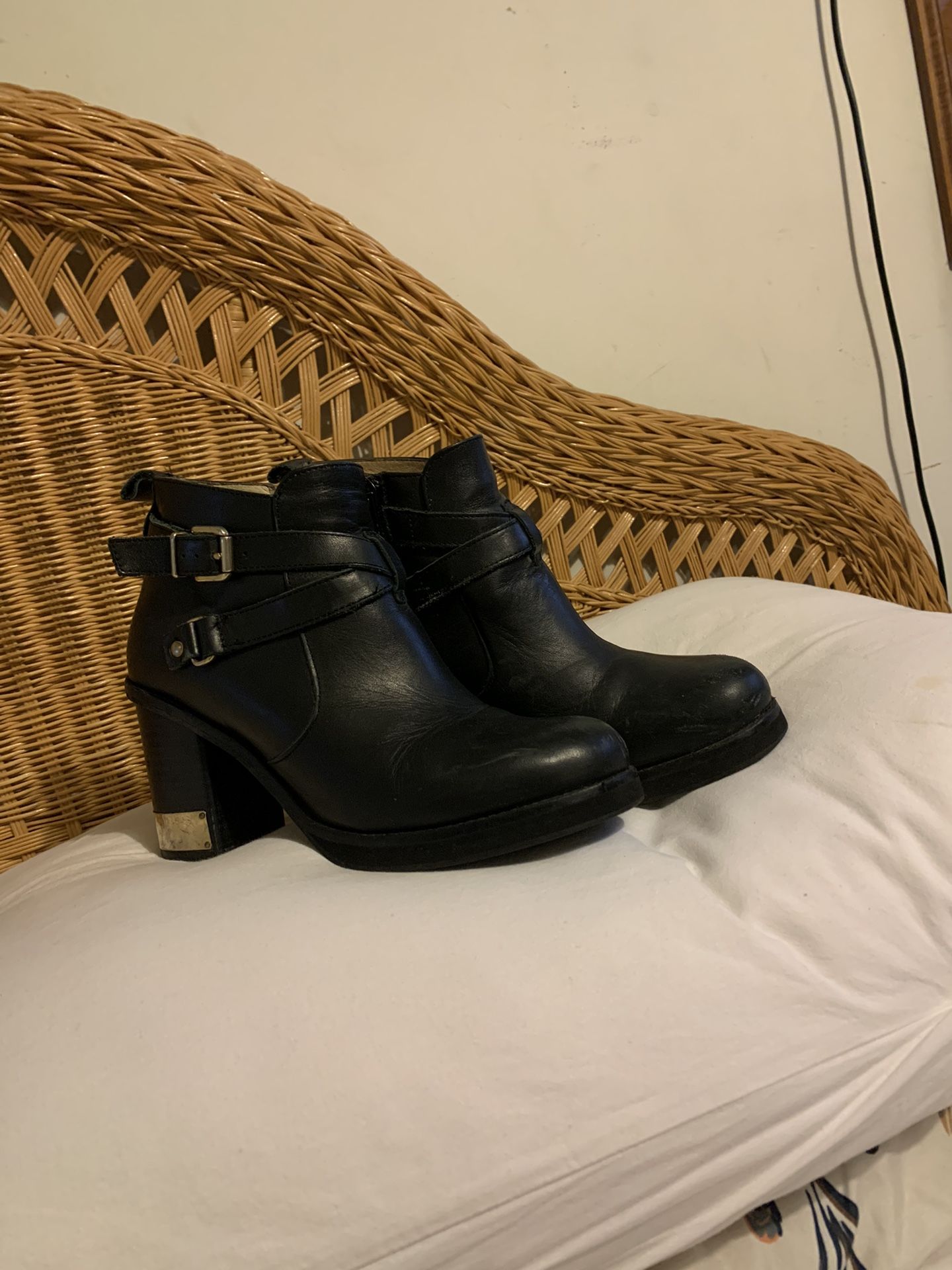 Black Leather Boots 👢 Size 6